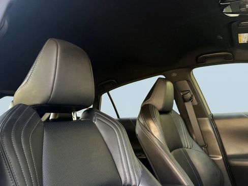 Used 2023 Toyota Venza Limited image 26