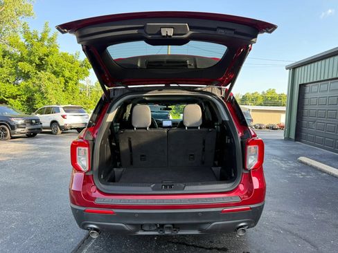 Used 2024 Ford Explorer XLT w/ Equipment Group 202A AWD/4WD image 31