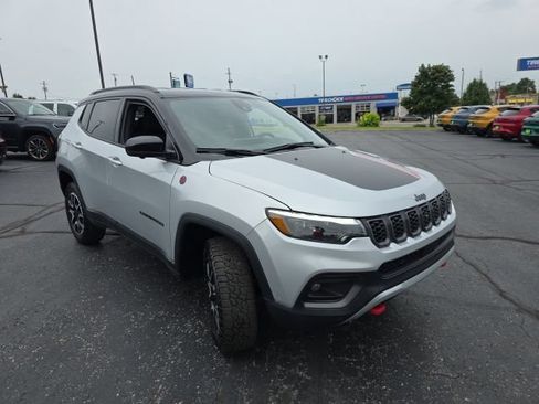 Used 2024 Jeep Compass Trailhawk w/ Trailhawk Elite Group AWD/4WD image 9