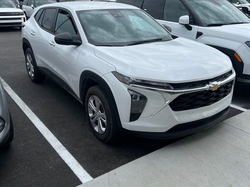 Used 2025 Chevrolet Trax LS FWD image 1