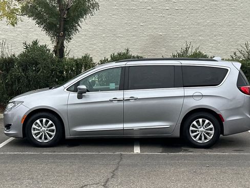 Used 2017 Chrysler Pacifica Touring-L image 5