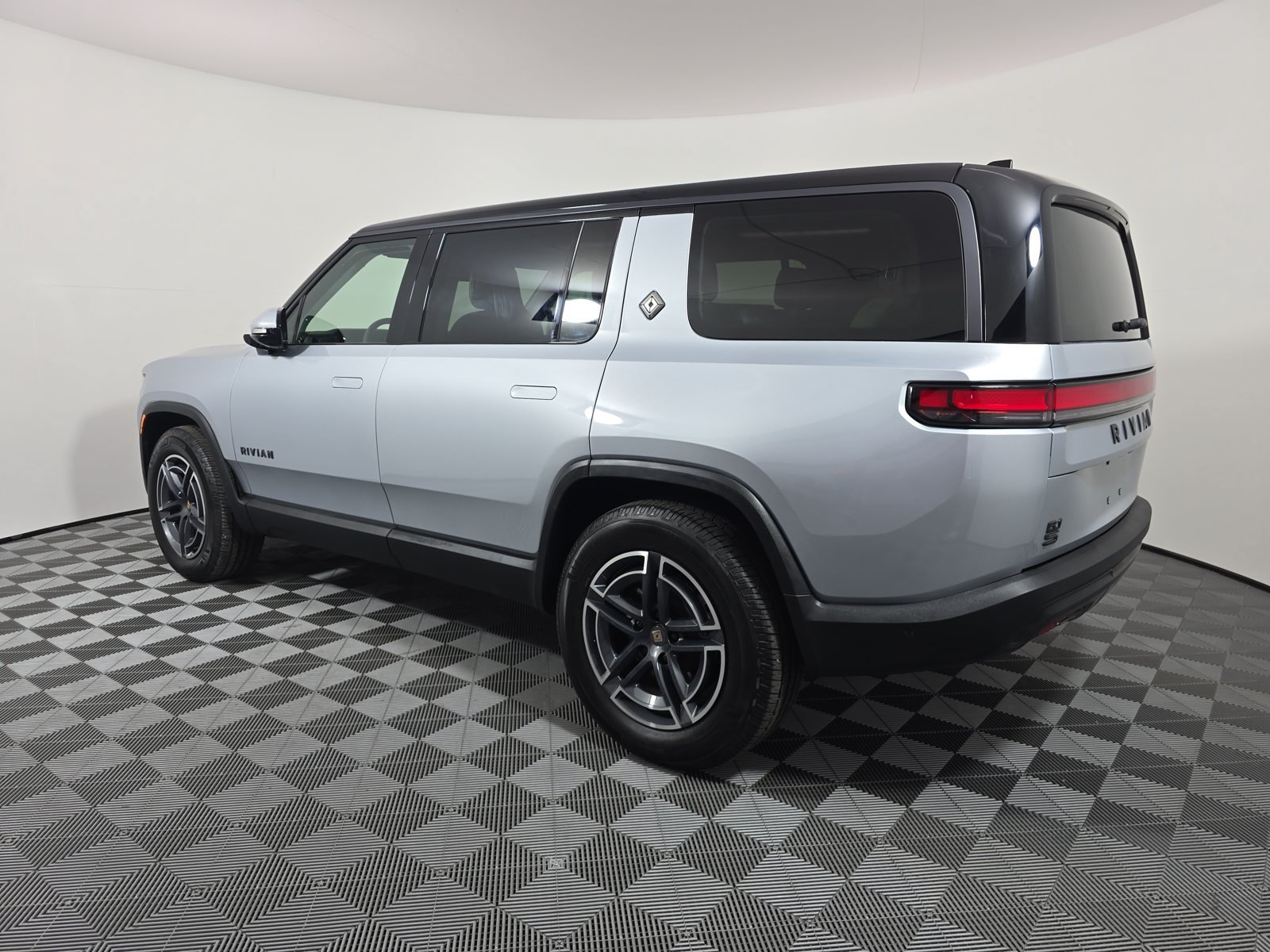 Used 2025 Rivian R1S Adventure Dual AWD/4WD image 3