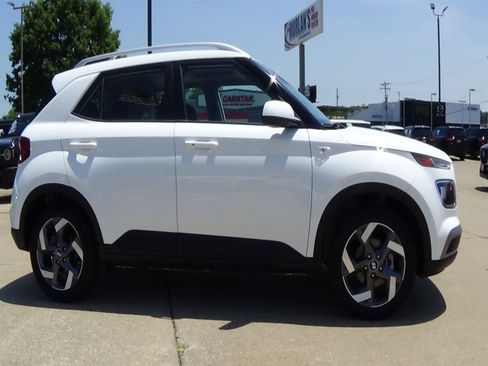 Used 2025 Hyundai Venue SEL FWD image 5