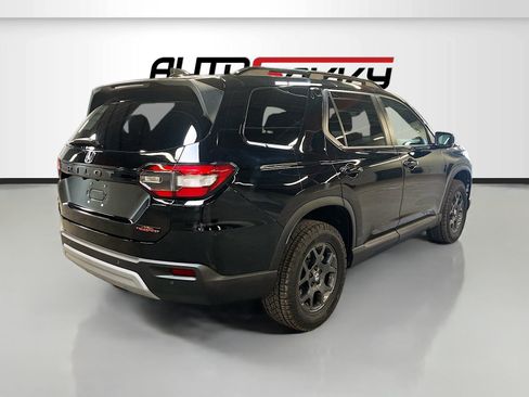 Used 2025 Honda Pilot TrailSport image 7