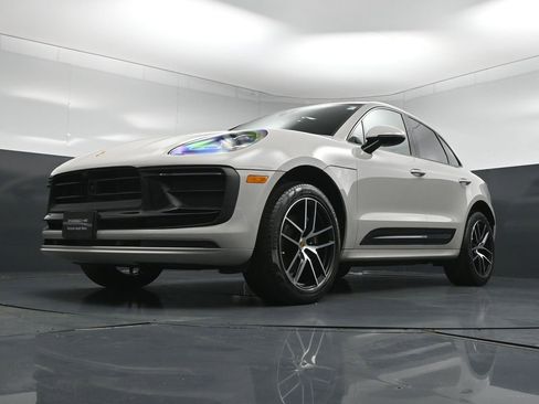 Certified 2025 Porsche Macan AWD/4WD image 24