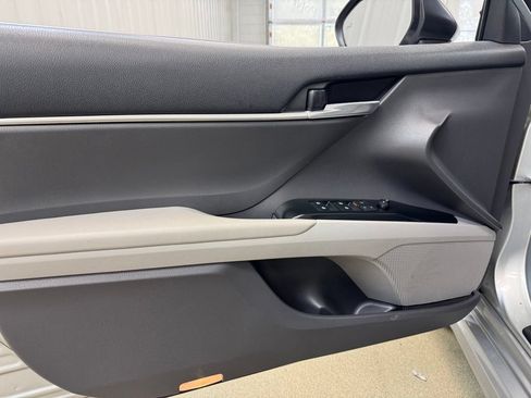 Used 2019 Toyota Camry SE w/ Convenience Package FWD image 8