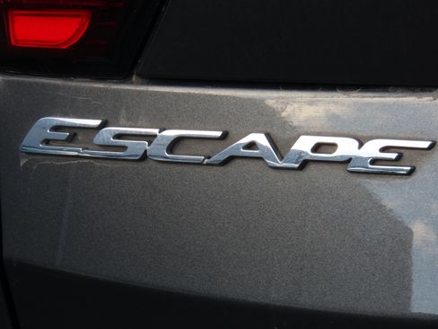 Used 2019 Ford Escape SEL image 16