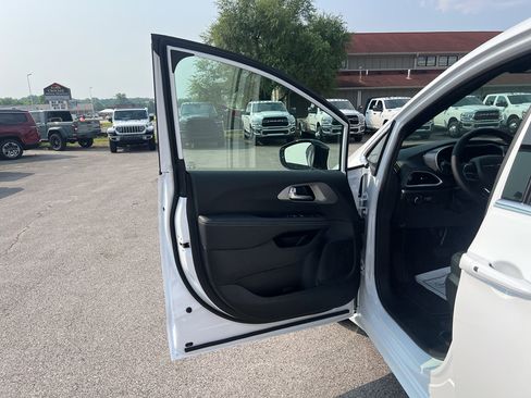 New 2025 Chrysler Voyager LX image 16