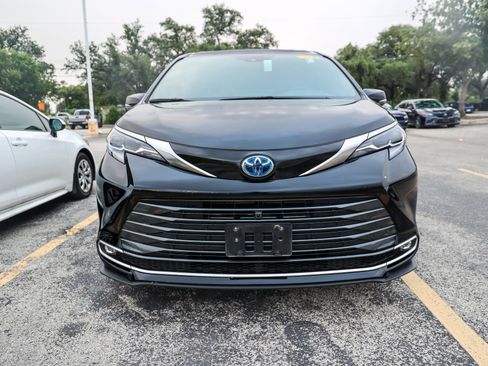 Used 2025 Toyota Sienna Platinum AWD/4WD image 4