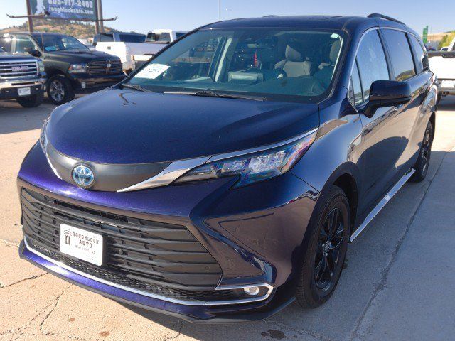 Used 2024 Toyota Sienna XLE FWD image 2
