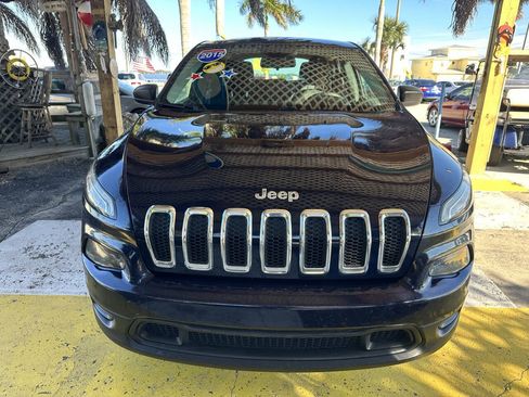Used 2015 Jeep Cherokee Sport FWD image 3