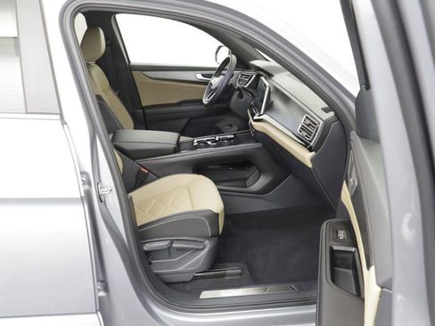 Used 2025 Volkswagen Atlas Cross Sport SE AWD/4WD image 19