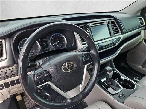 Used 2017 Toyota Highlander XLE image 9