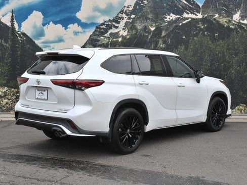 Used 2023 Toyota Highlander XSE AWD/4WD image 3