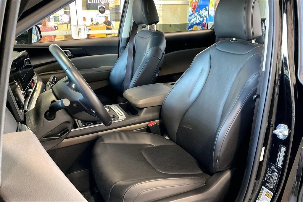 Used 2026 Kia Carnival FWD image 3