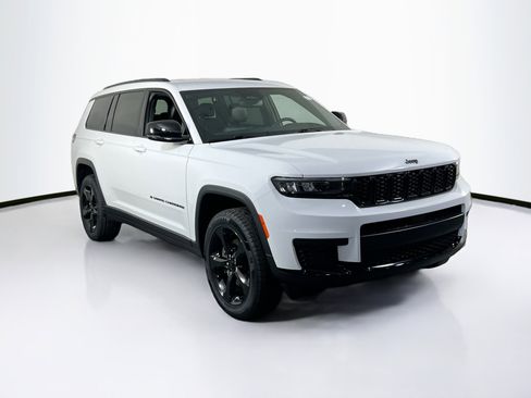 Used 2023 Jeep Grand Cherokee L Laredo image 3
