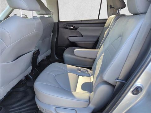 Used 2023 Toyota Highlander XLE image 22