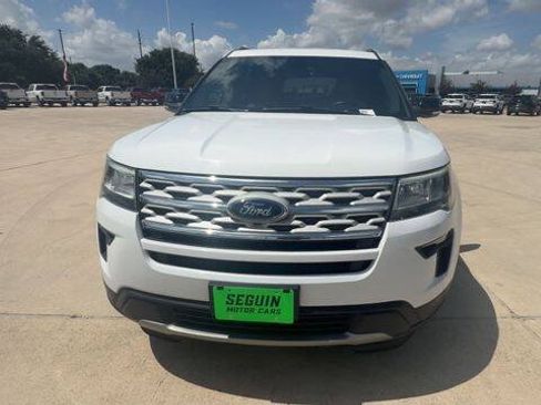 Used 2018 Ford Explorer XLT w/ Equipment Group 201A FWD image 3