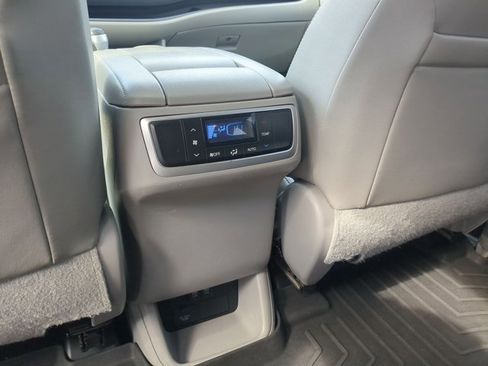 Used 2017 Toyota Highlander XLE w/ Carpet Mat Package image 15