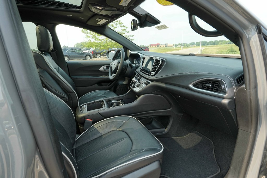 Used 2025 Chrysler Pacifica Limited FWD image 23