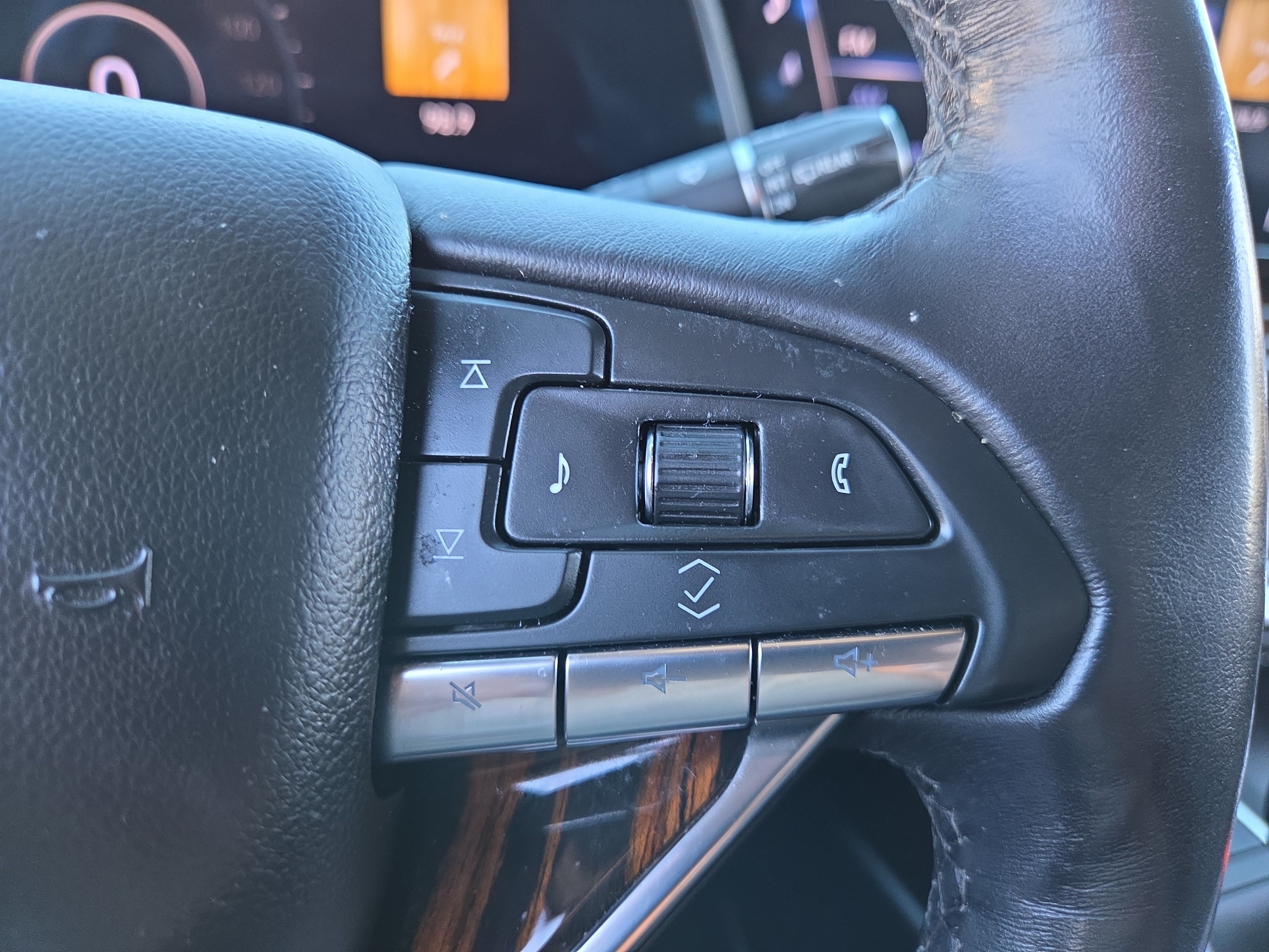 Used 2023 Cadillac Escalade Premium Luxury AWD/4WD image 21