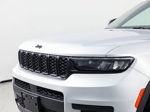 Used 2023 Jeep Grand Cherokee L Laredo image 4