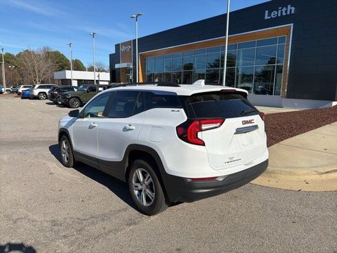 Used 2022 GMC Terrain SLE w/ Driver Convenience Package image 3