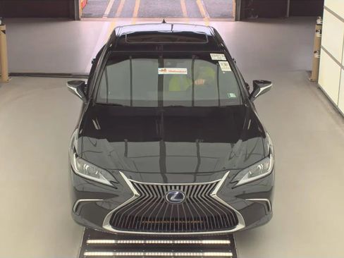 Used 2019 Lexus ES 300h w/ Premium Package FWD image 2