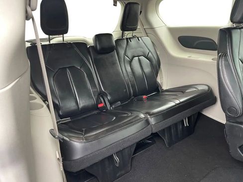 Used 2023 Chrysler Pacifica Touring-L image 16