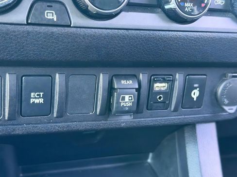 Used 2018 Toyota Tacoma TRD Off-Road AWD/4WD image 30