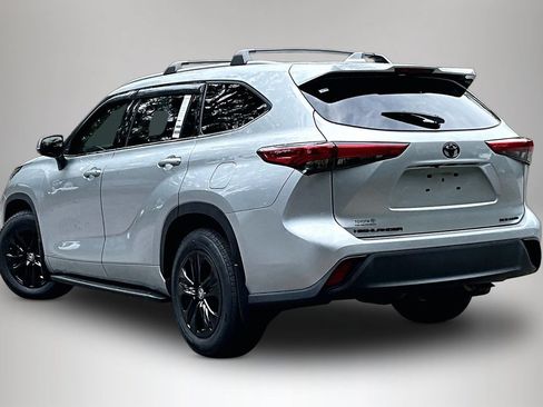 Used 2021 Toyota Highlander XLE AWD/4WD image 4