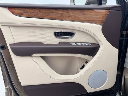 Used 2025 Bentley Bentayga image 25