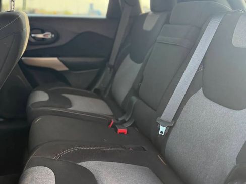 Used 2018 Jeep Cherokee Latitude FWD image 18