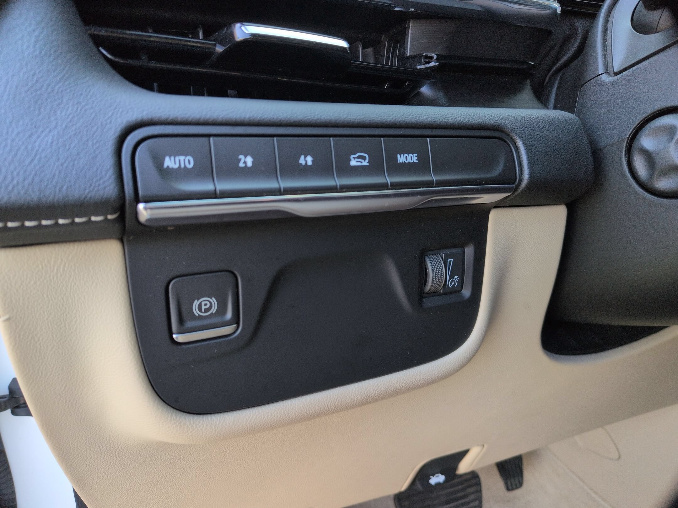 Certified 2021 Cadillac Escalade Premium Luxury AWD/4WD image 18