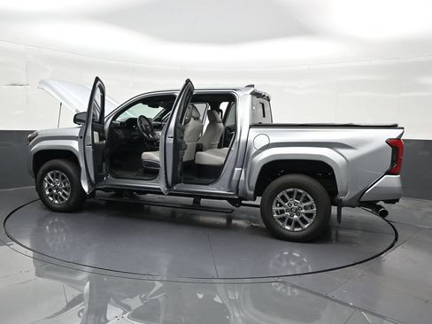 Used 2025 Toyota Tacoma Limited AWD/4WD image 34