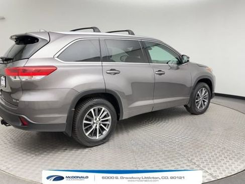 Used 2017 Toyota Highlander XLE AWD/4WD image 2