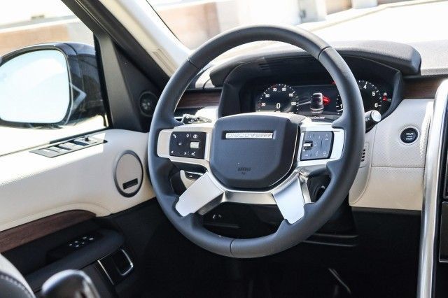 Used 2025 Land Rover Discovery Dynamic SE AWD/4WD image 19