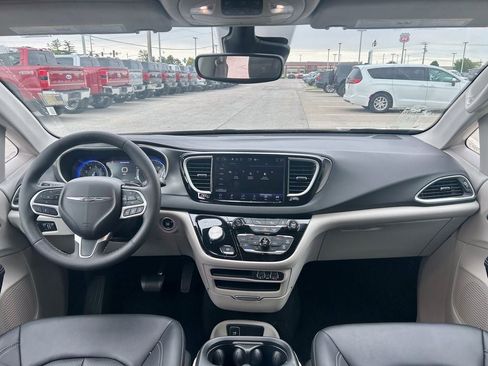 Used 2024 Chrysler Pacifica Touring-L FWD image 33