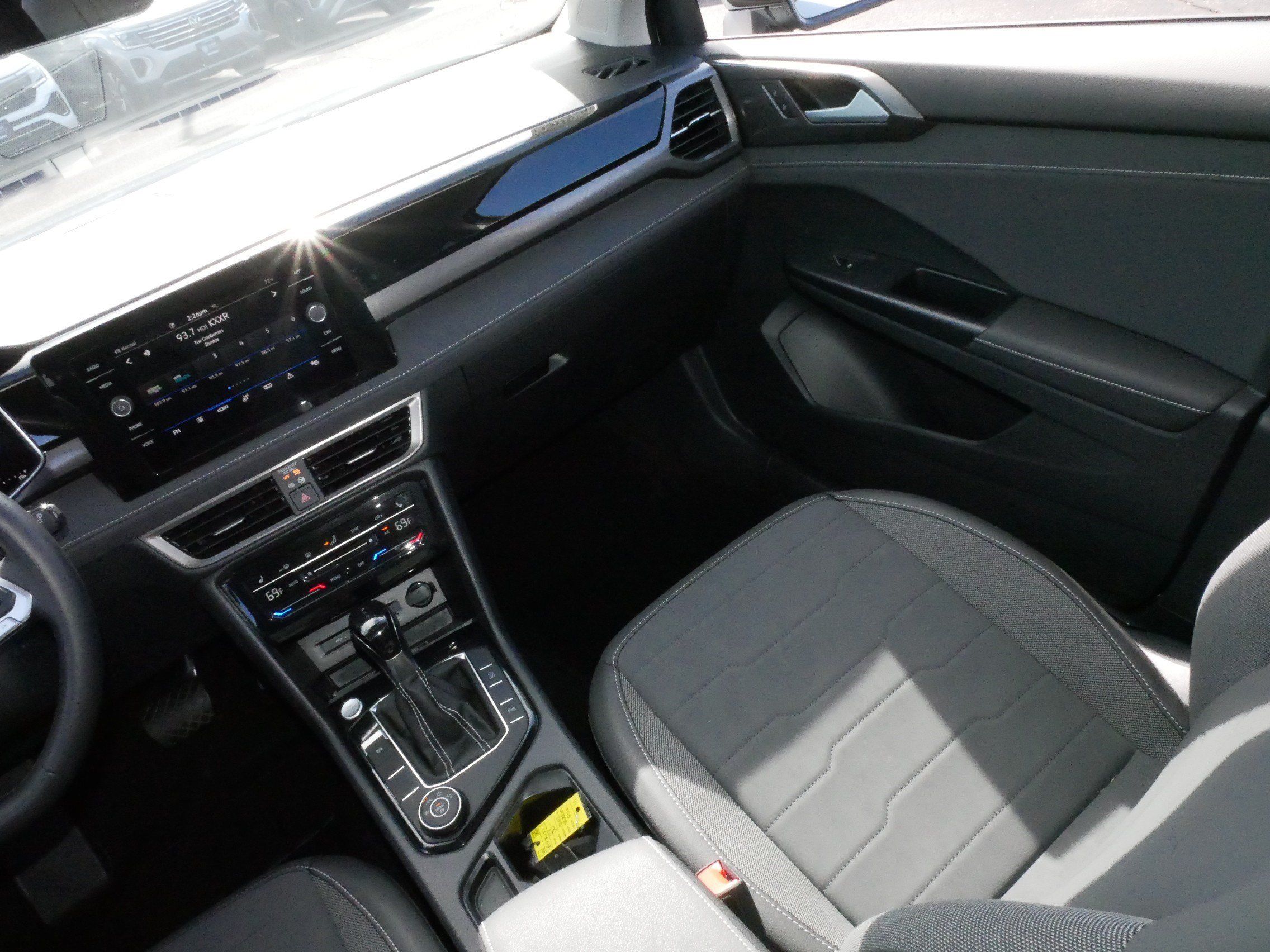 Certified 2025 Volkswagen Taos SE AWD/4WD image 11