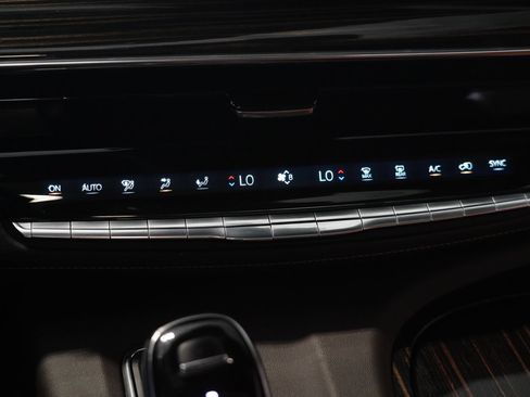 Used 2022 Cadillac Escalade Premium Luxury AWD/4WD image 25