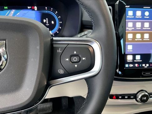 Used 2023 Volvo XC40 B5 Plus w/ Protection Package Premier image 28