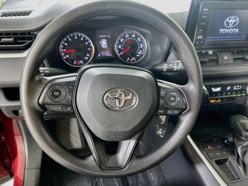 Used 2021 Toyota RAV4 LE FWD image 11