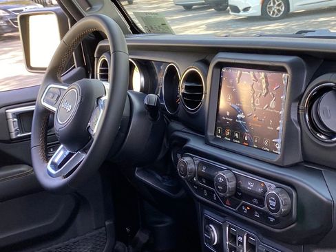 Used 2022 Jeep Gladiator Overland image 21