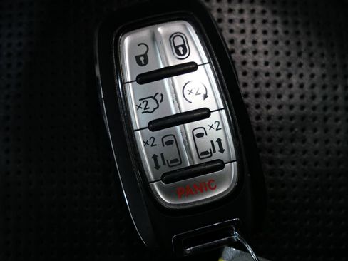 Used 2023 Chrysler Pacifica Limited FWD image 31