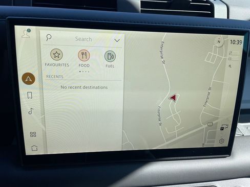 New 2024 Land Rover Defender 110 SE image 28