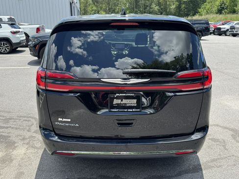 Used 2024 Chrysler Pacifica Touring-L FWD image 6