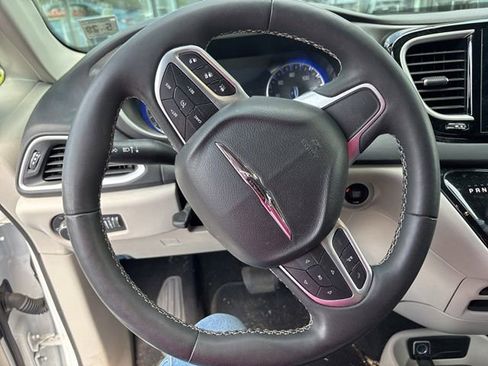 Used 2024 Chrysler Pacifica Touring-L FWD image 14