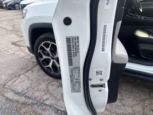 Used 2025 Jeep Compass Limited image 28