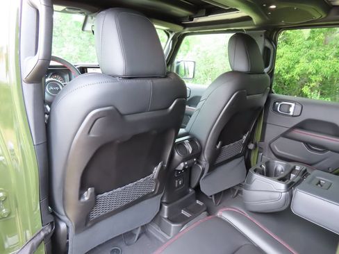 Certified 2024 Jeep Wrangler Unlimited Rubicon w/ Technology Group AWD/4WD image 28