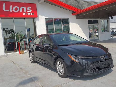 Used 2020 Toyota Corolla LE FWD image 2